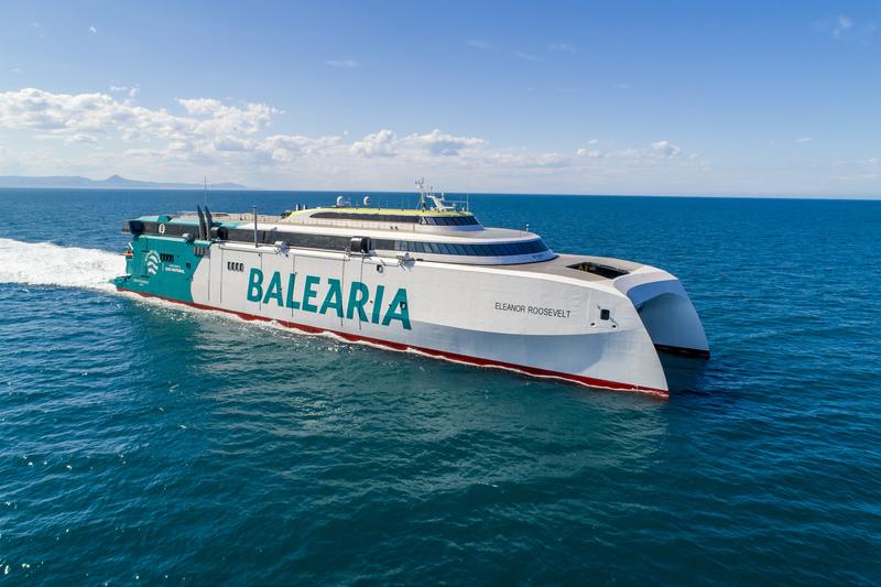 Baleària firma con CaixaBank la primera financiación sostenible del sector marítimo