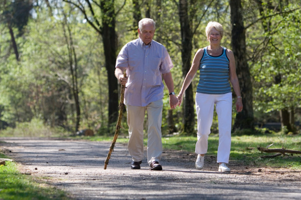 ancianos caminando Merca2.es