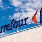 Carrefour en el alambre: sin plan estratégico y sin respaldo 