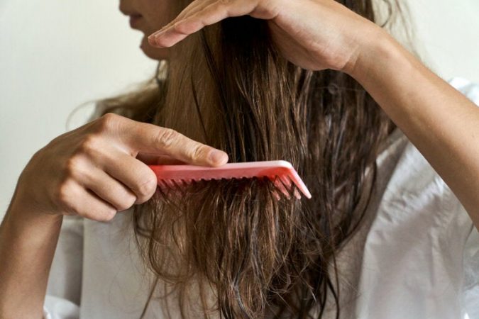 cabello maltratado peine 768x512 1 Merca2.es
