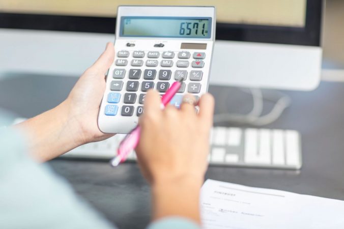 Los Ayuntamientos no bajan su nivel de morosidad frente a los autónomos 72 Merca2.es calculadora manos Merca2.es