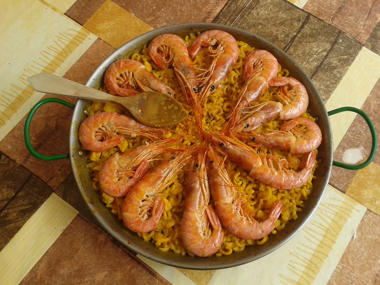 Cómo hacer una sencilla fideuá con alioli en el horno