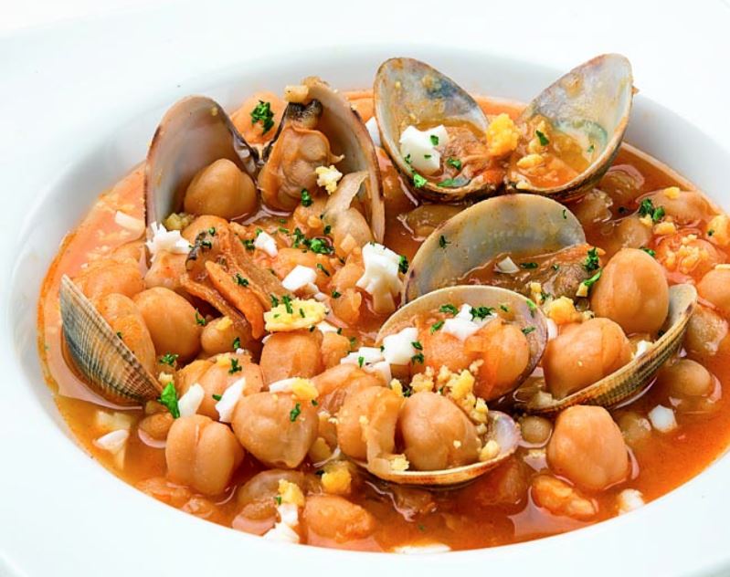 Estos garbanzos con almejas están más ricos que con chorizo