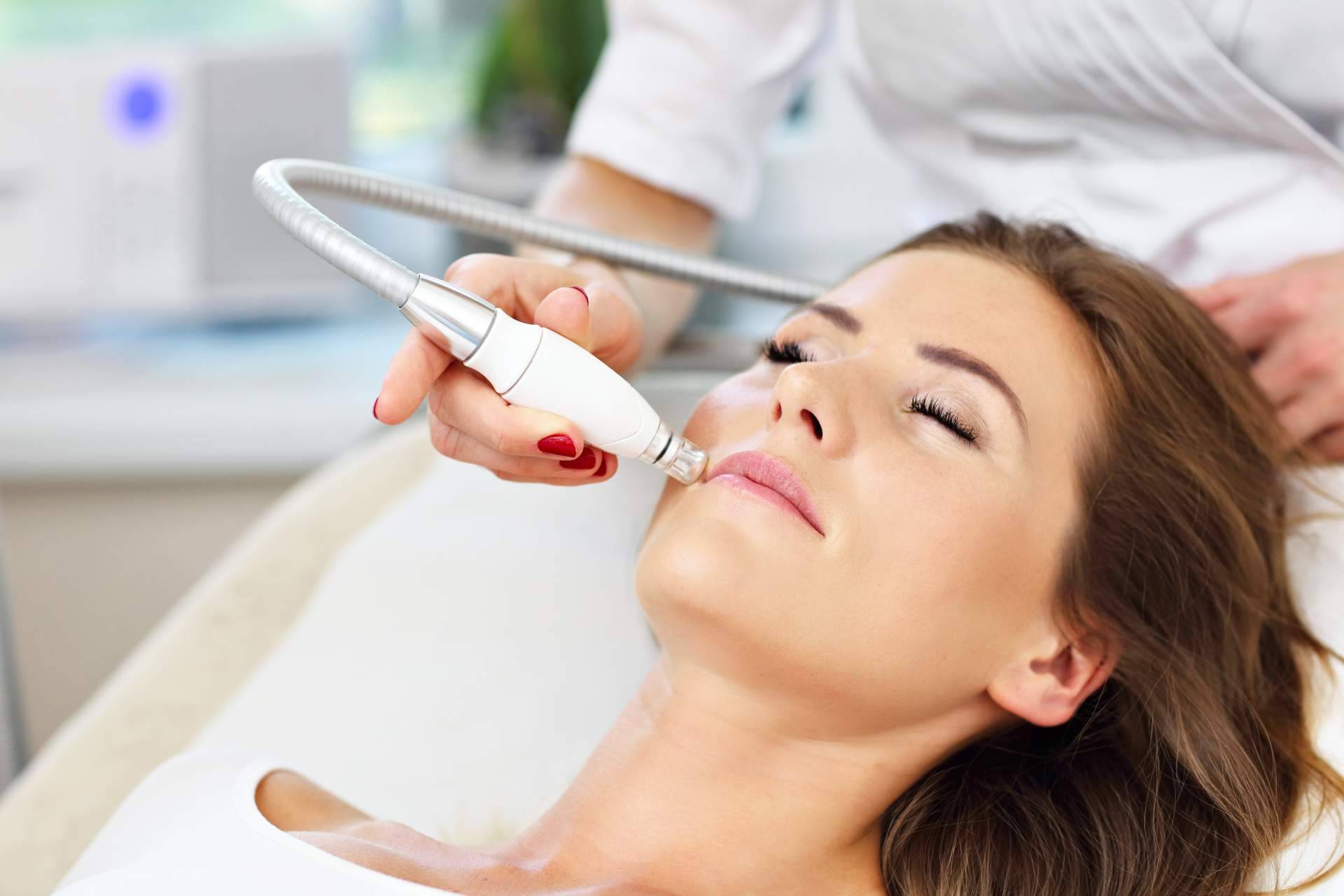 ¿En qué consiste el tratamiento de rejuvenecimiento facial no invasivo?