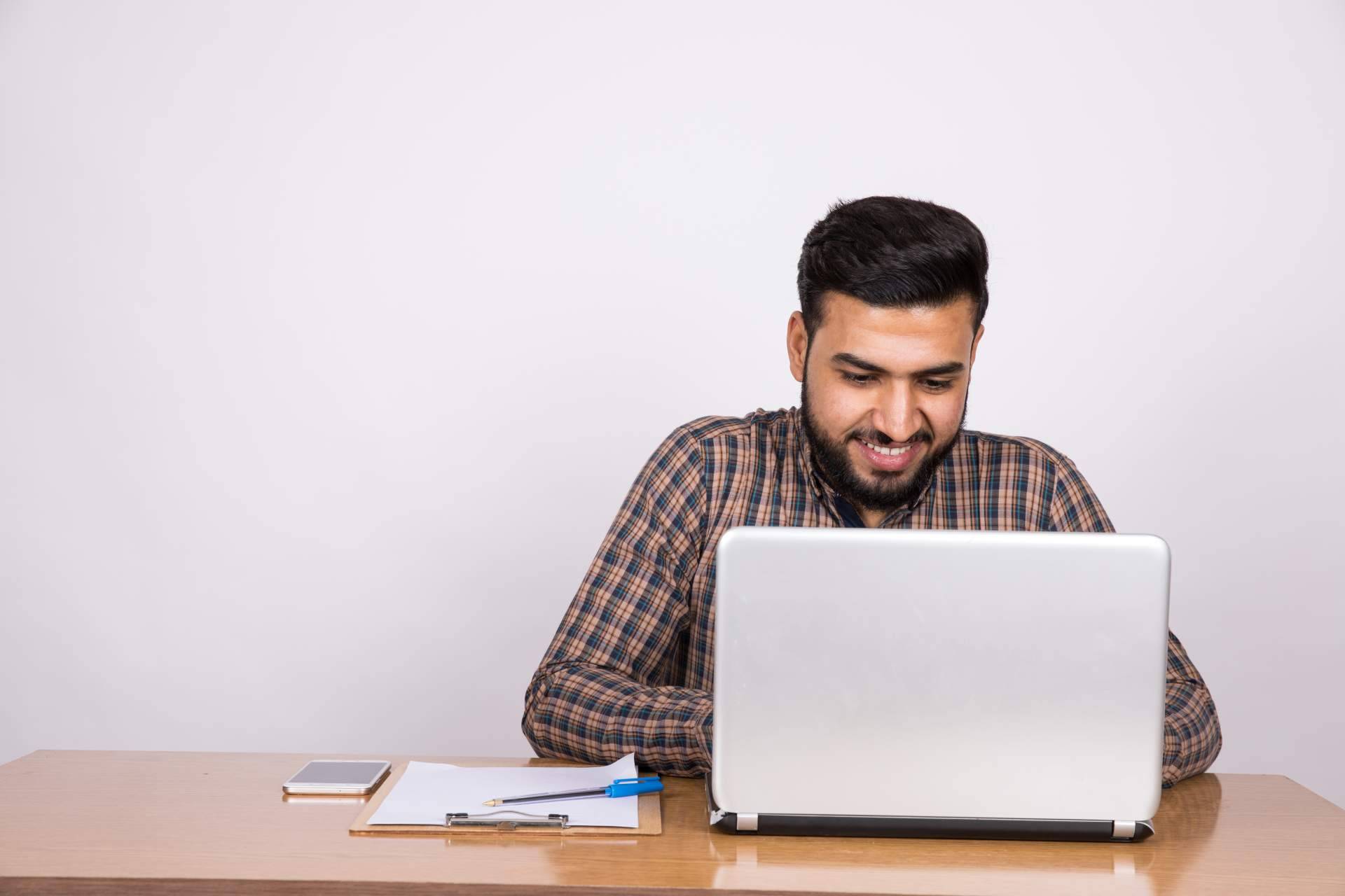 Una combinación perfecta para el éxito en el aprendizaje de inglés en empresa, las clases de inglés online y los materiales digitales de Learn Hot English