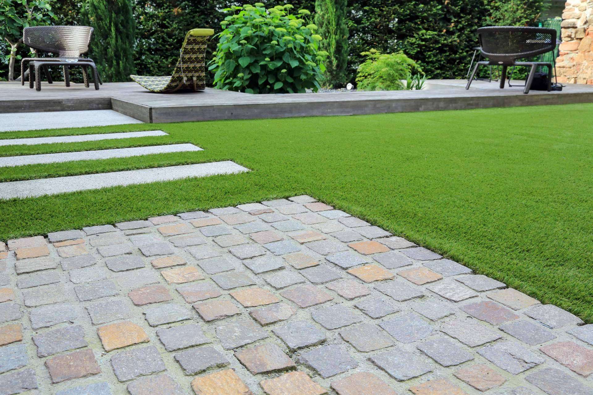 Los beneficios de instalar césped artificial en el jardín