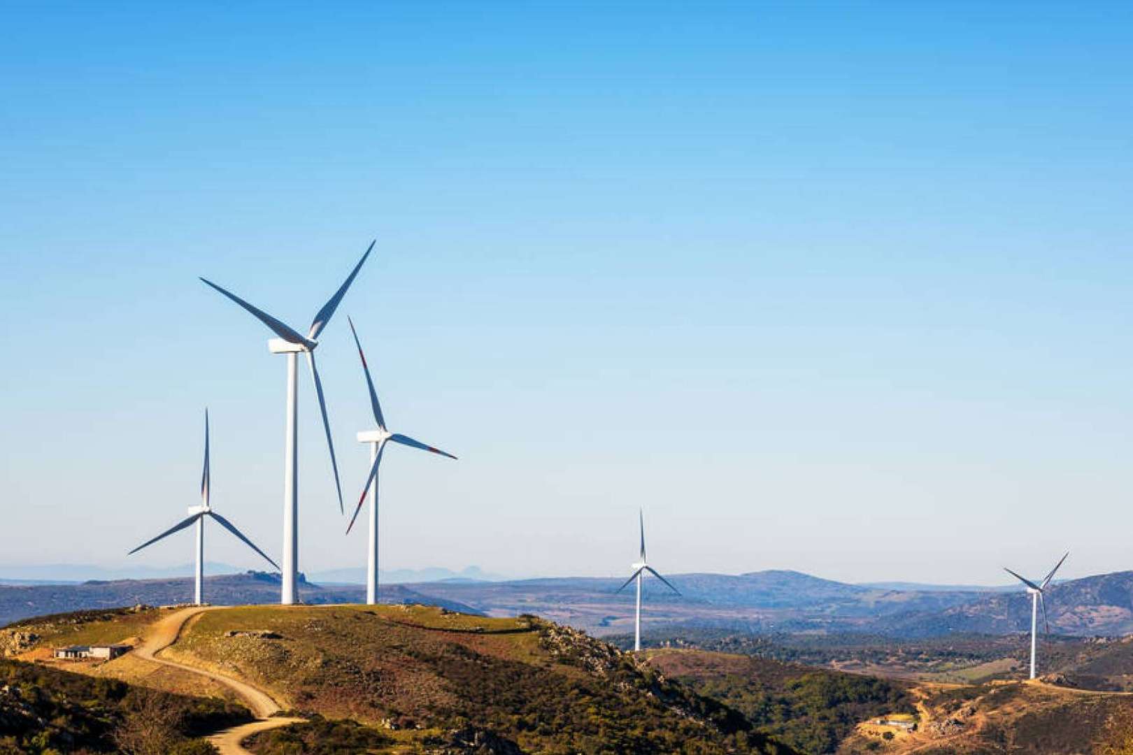 La importancia de mejorar la eficiencia energética en hogares y negocios