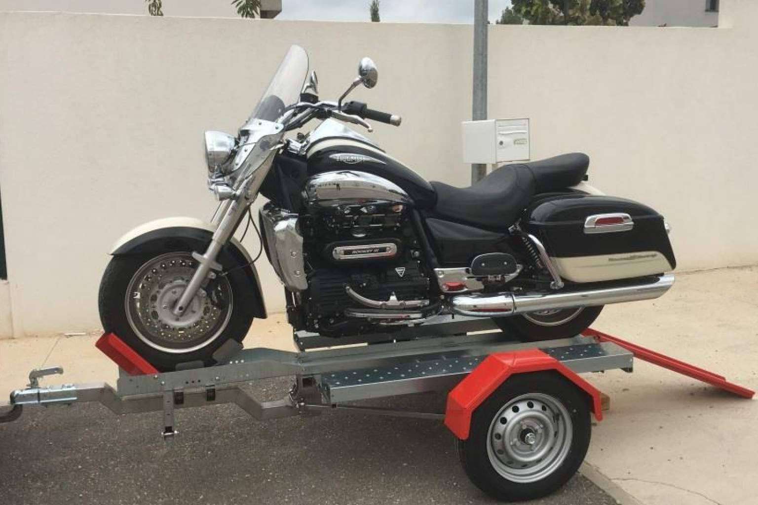 La empresa Buscoremolque ofrece una gran diversidad de soluciones para transportar una moto