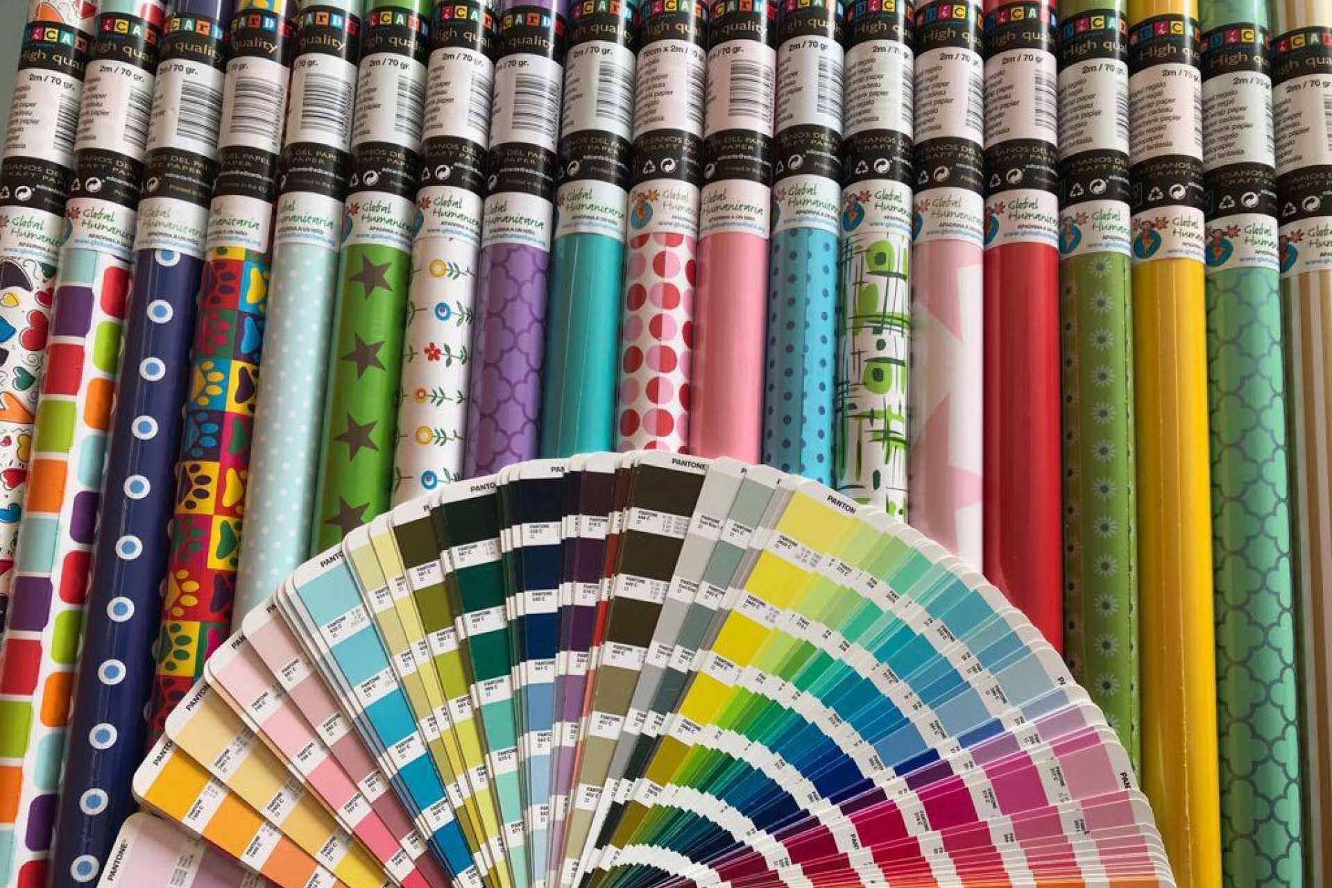 Una tarjeta de felicitación y un bonito papel de regalo, el valor añadido de un regalo