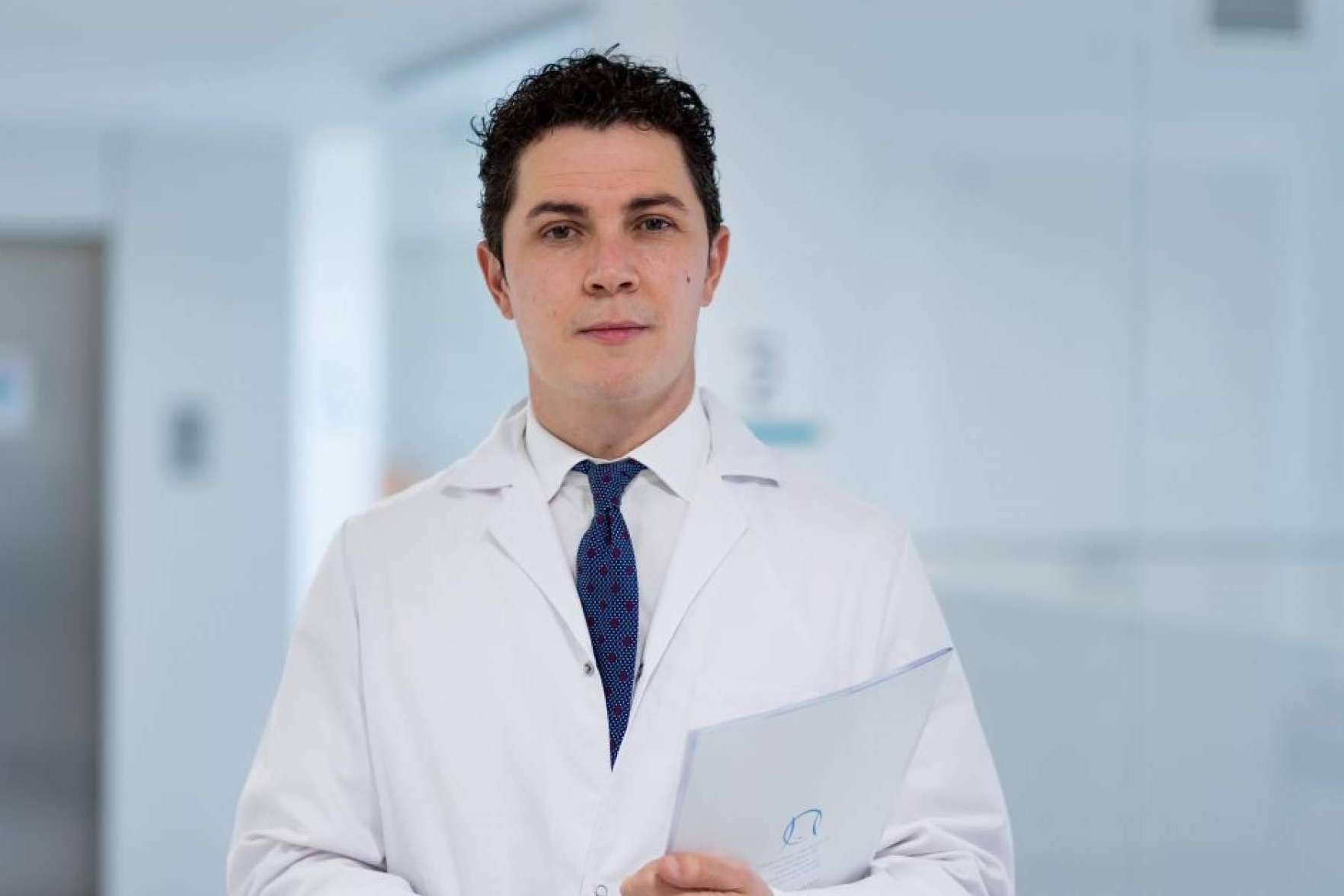 Muchas mujeres apuestan por la reducción de pecho de la mano del Dr. Marco Amaya, toda una eminencia de la medicina