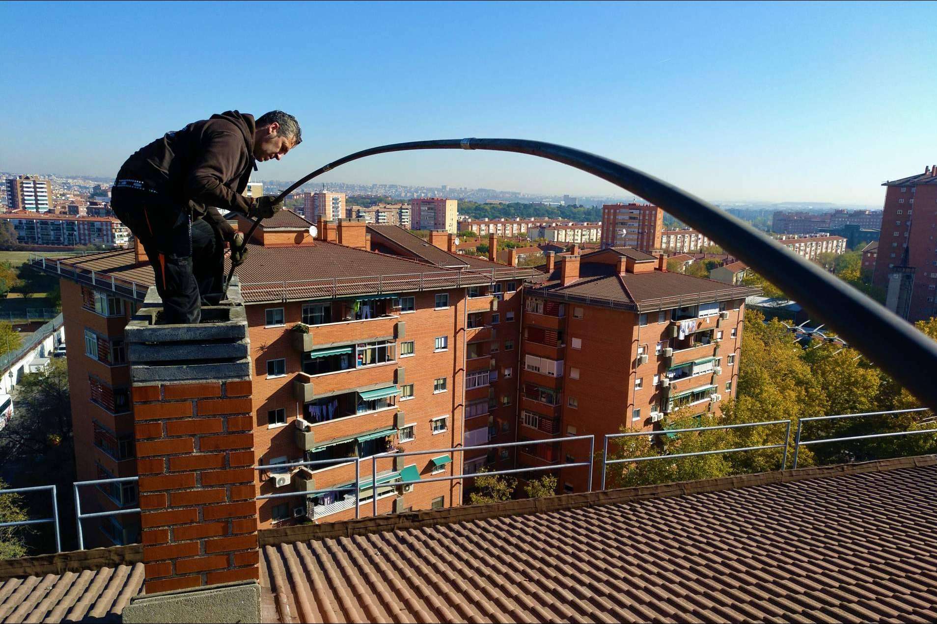 Aprovechar la ceniza de la chimenea de la mano de Su Deshollinador