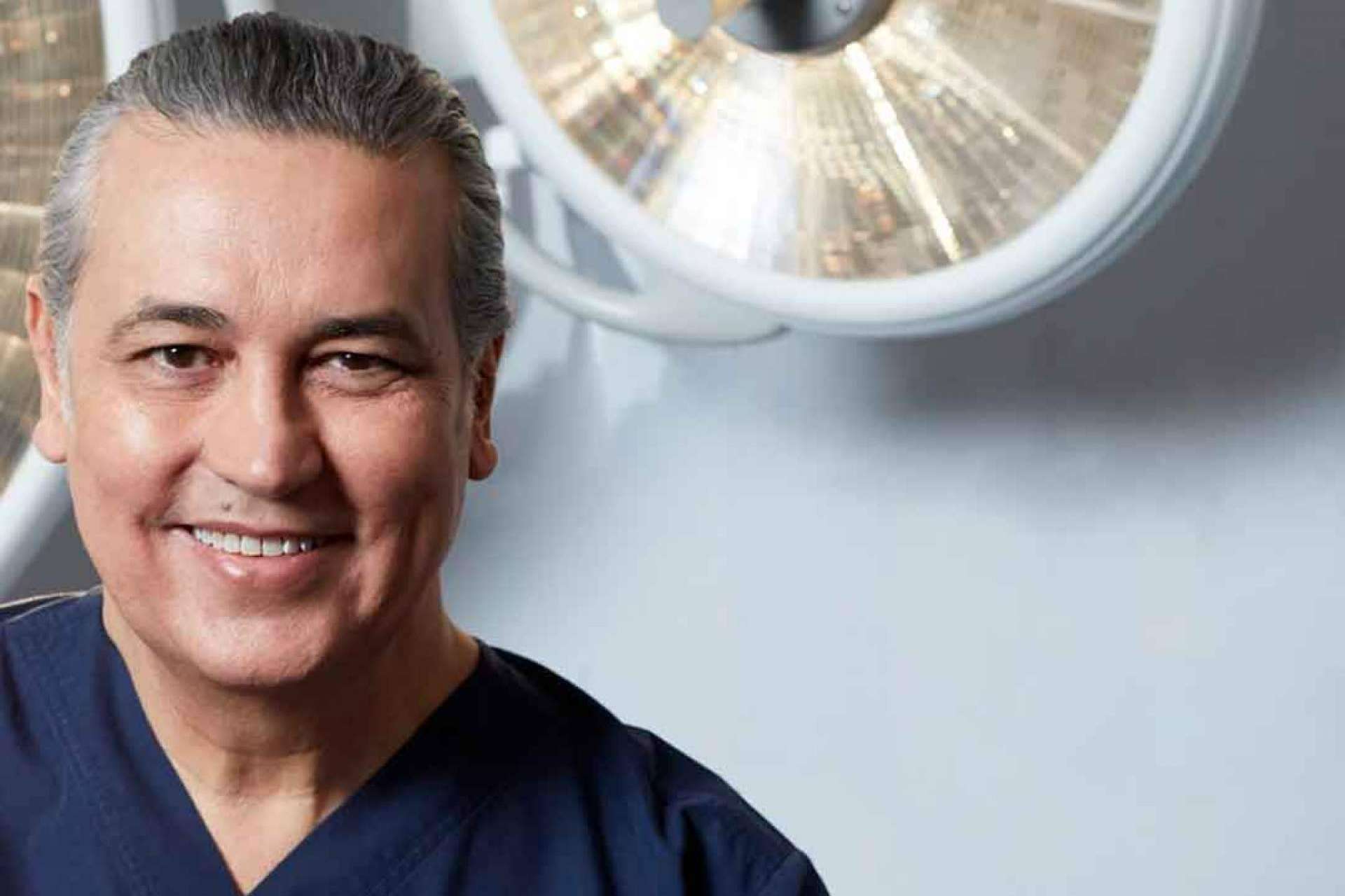 Dr. Jorge Planas realiza la blefaroplastia, la cirugía de los párpados