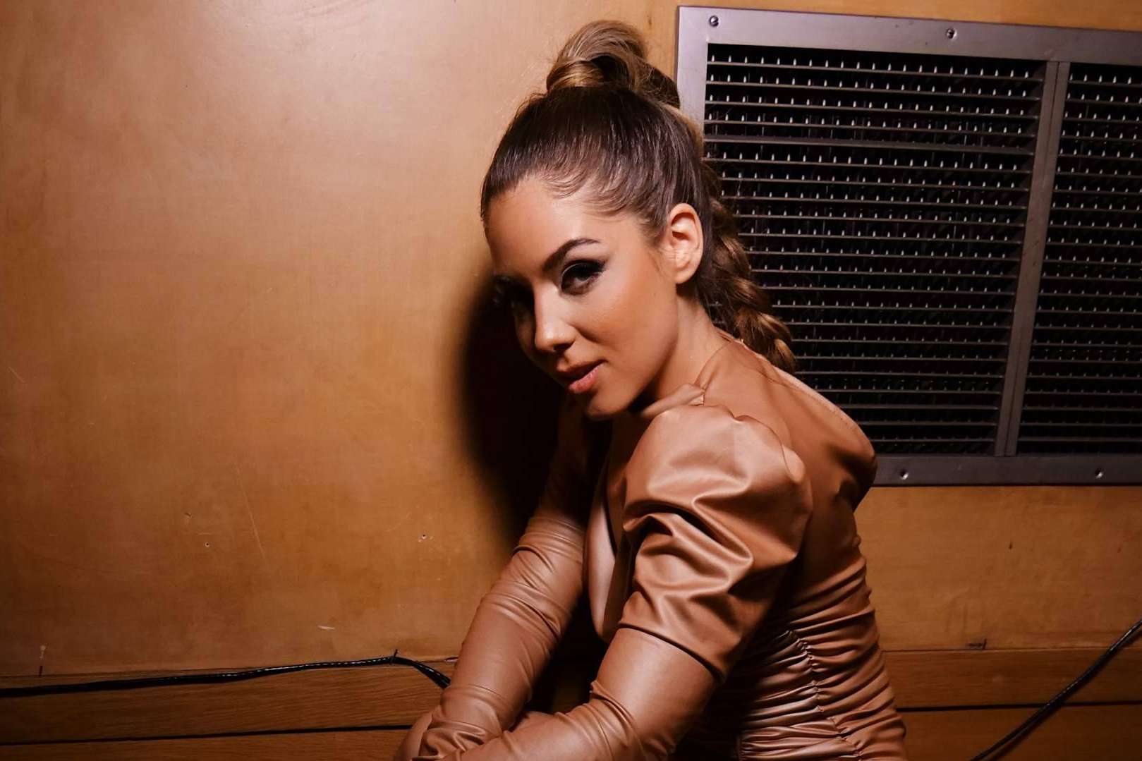 Ina Shai presenta Oh My God, una increíble versión en directo de la reciente canción de Adele