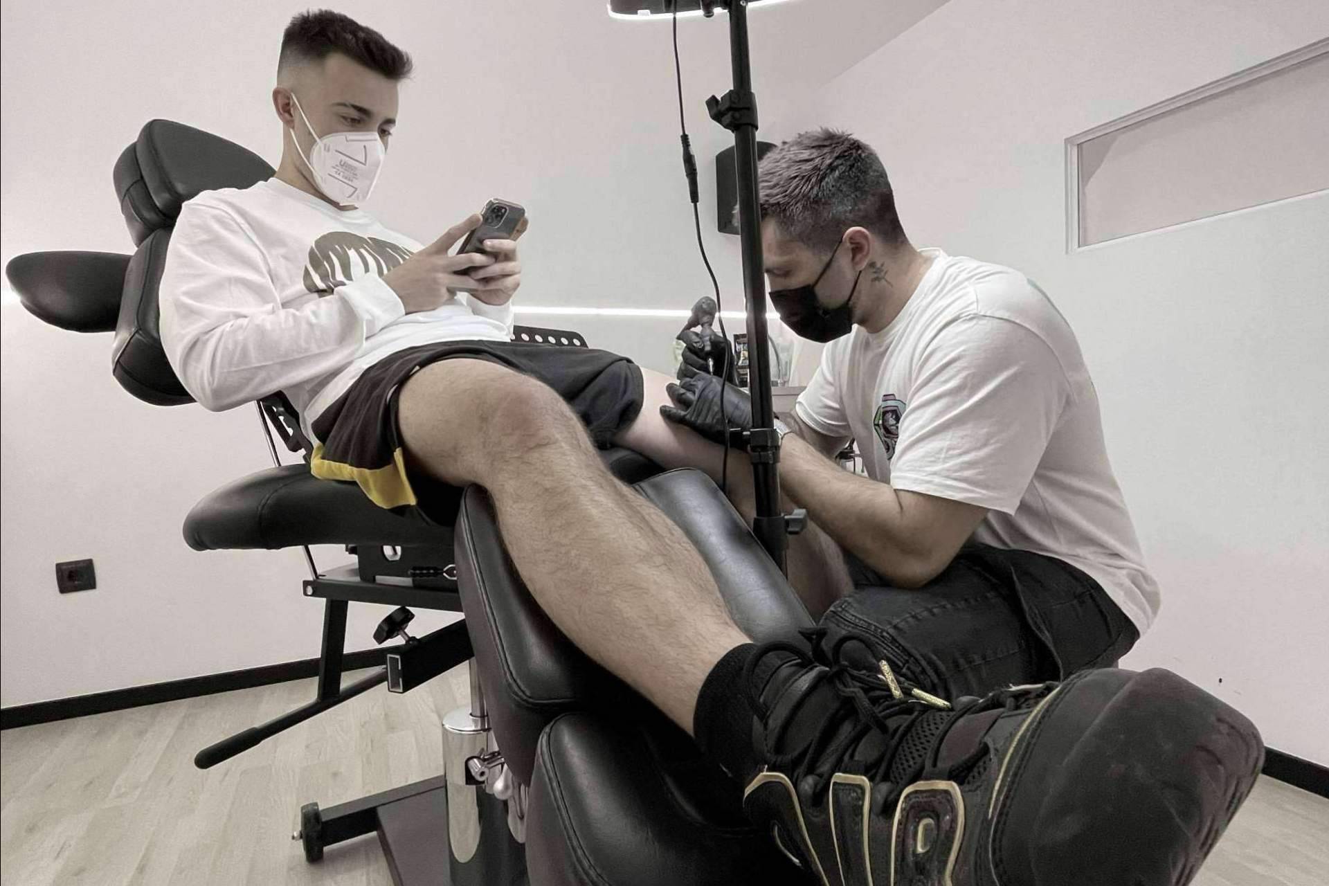 Un cantante muy conocido a nivel internacional es tatuado por Carlos Losie, considerado entre los mejores tatuadores de España
