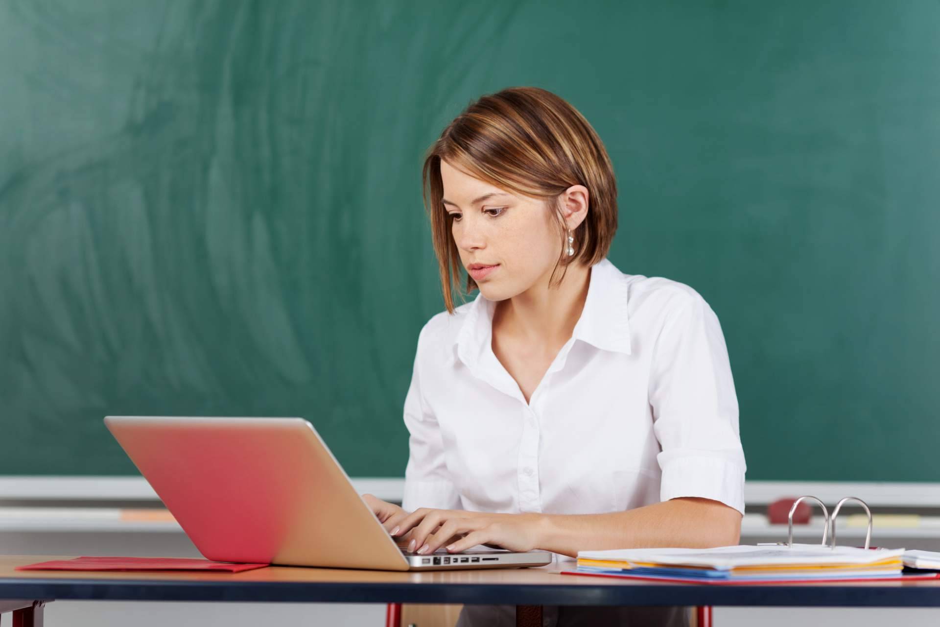 La Academia de Inglés ofrece preparación de exámenes oficiales de Cambrigde en grupo online y en clase particular online o presencial a domicilio