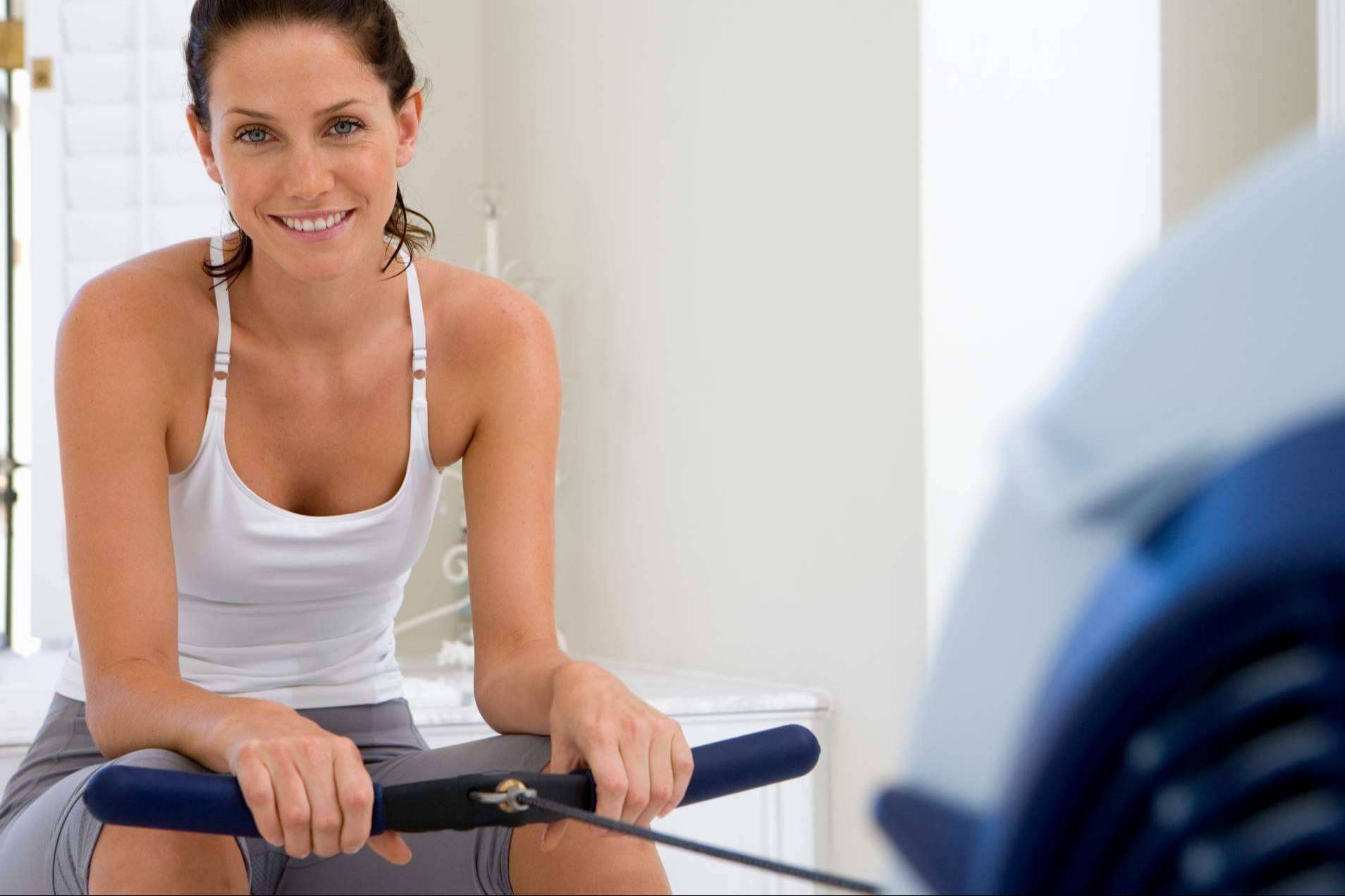 Uno de los mejores ejercicios para mantenerse en forma a partir de los 40 es el remo, por Top Entreno