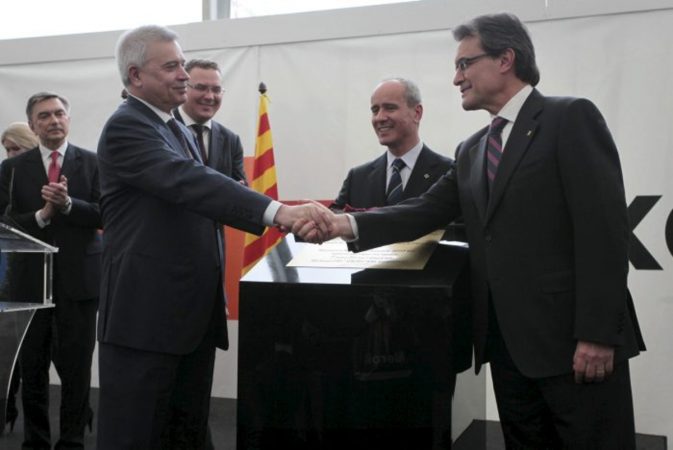 La extensa marca de Lukoil resiste en Cataluña pese a las sanciones a Putin 1 Merca2.es lukoil alekperov artur mas 1 Merca2.es
