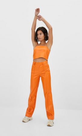 La nueva camiseta de Stradivarius que ha desatado la locura 10 Merca2.es pantalon efecto piel stradivarius 10 Merca2.es