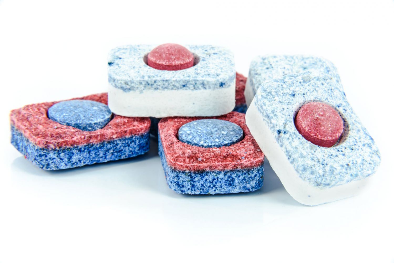 Los otros usos que le puedes dar a las pastillas del lavavajillas