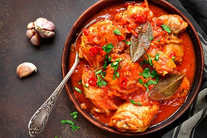 Pollo a lo pobre: la sabrosa receta que puede hacer todo el mundo