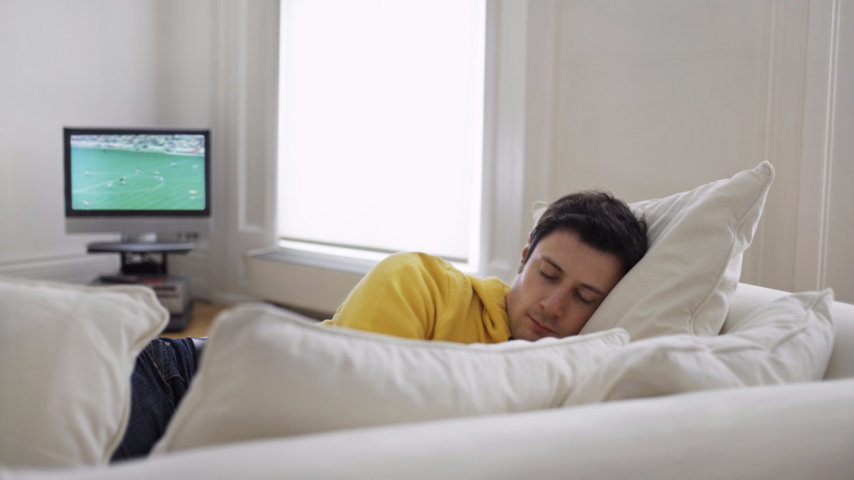 Los riesgos para tu salud de dormir con la televisión encendida