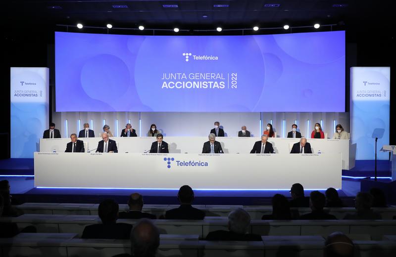 Telefónica reparte 350.000 acciones entre su presidente y otros cinco directivos tras el respaldo de la junta