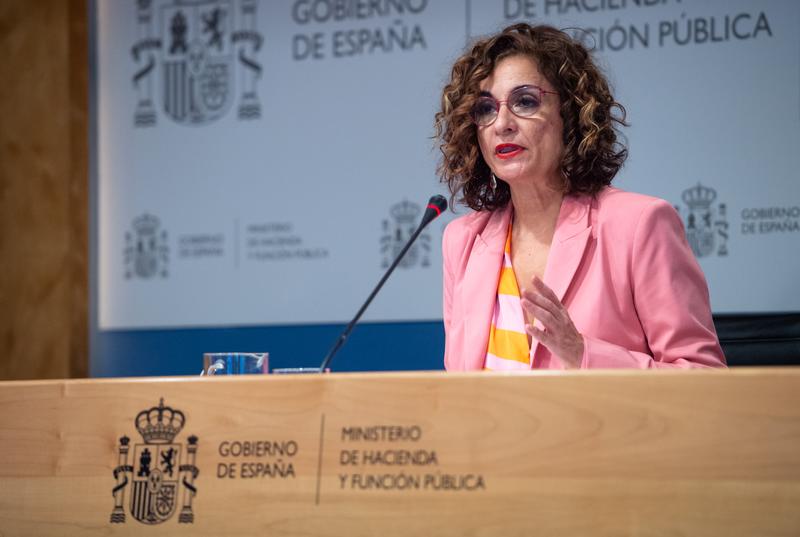 Montero defiende que los impuestos eléctricos se han bajado «al máximo» de lo permitido