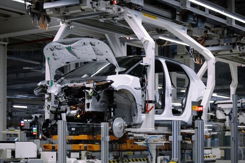 La fabricación de vehículos en España cae un 20,1% en marzo por la falta de suministros