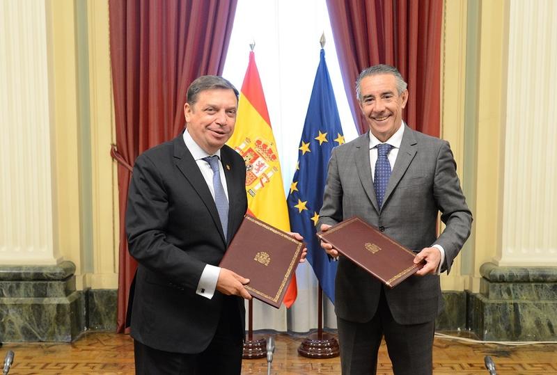 CaixaBank renueva su convenio con el Gobierno para mejorar la competitividad agraria