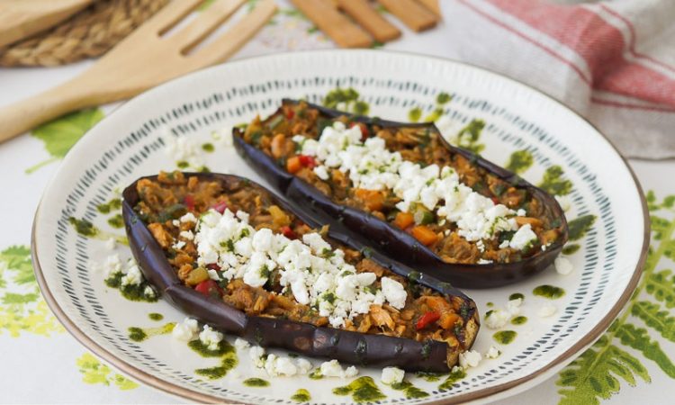 Berenjenas rellenas de atun y verduras con queso de cabra y aceite de albahaca Merca2.es