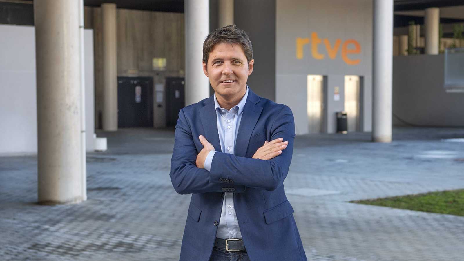 Cintora vuelve a refugiarse en la literatura tras perder pie en televisión