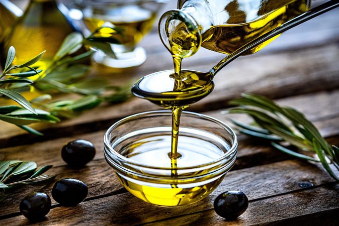 aceite de oliva en bowl Merca2.es