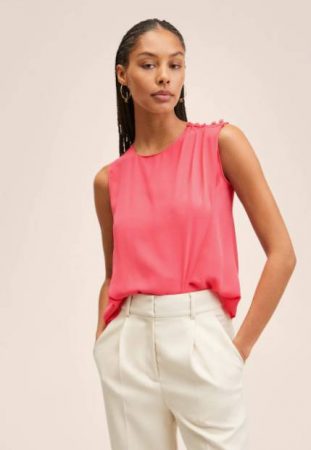Mango tiene la blusa más práctica y bonita por menos de 20 euros 1 Merca2.es blusa mango 1 Merca2.es