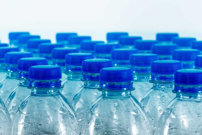 botella de agua plástico