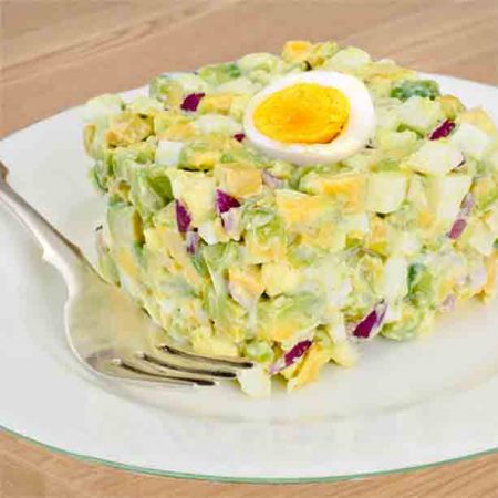 ensaladilla de aguacate y huevo Merca2.es