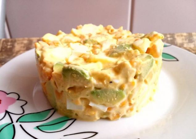 ensaladilla de aguacate y huevo foto principal Merca2.es