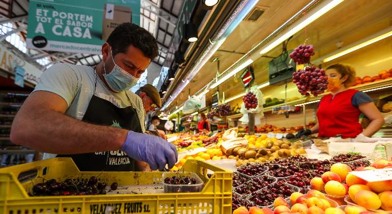 hombres mascarilla fruteria mercado central valencia precios ipc cesta compra europa press 770x420 1 Merca2.es