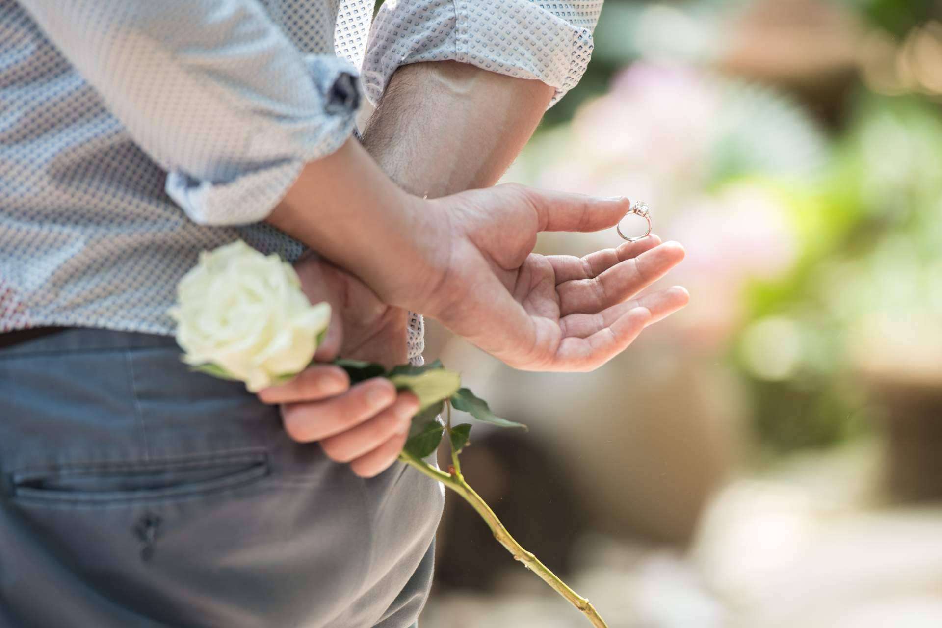 Los anillos de compromiso de oro blanco de la joyería El Rubí se convierten en tendencia