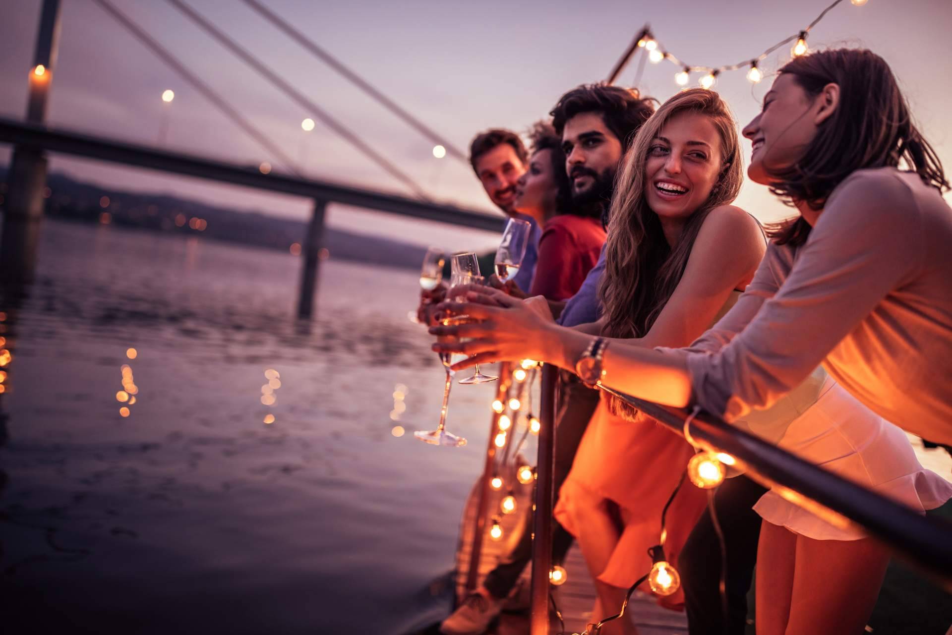 En Valencia, es posible disfrutar de una fiesta de despedida en barco