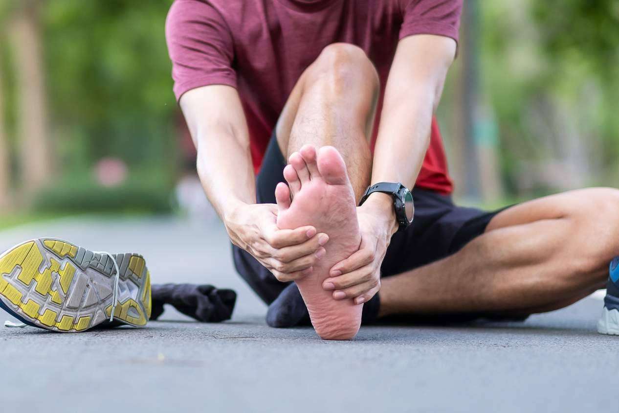 La Clínica Podológica M.O dispone de un equipo de especialistas para tratar la fascitis plantar