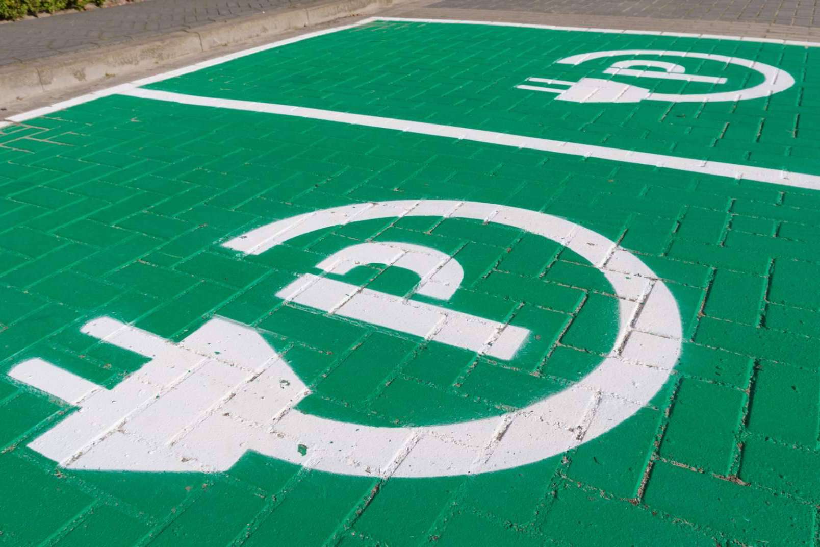 Atraer a más clientes cargando el coche eléctrico en los parkings de las empresas, por Smart Wallboxes
