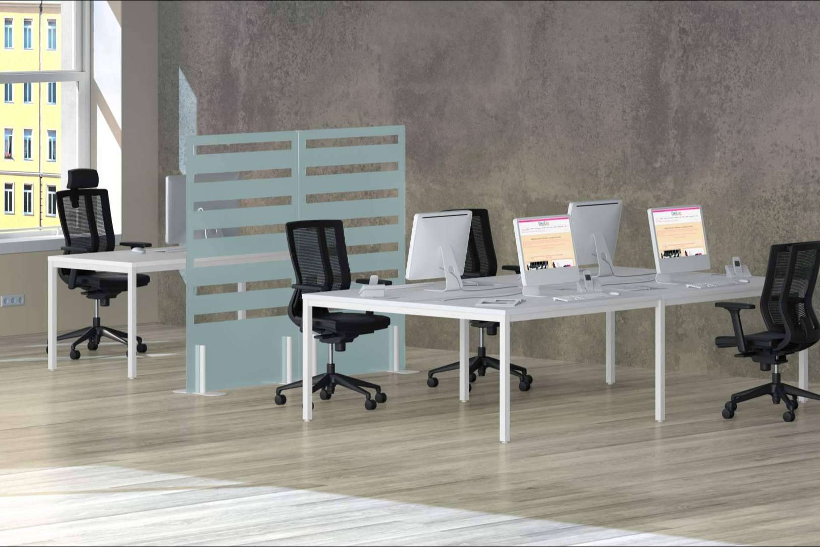 Uso de biombos modulares para la separación de espacios de trabajo en oficinas