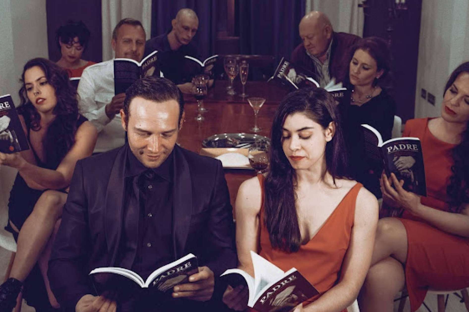 El escritor de novela negra policíaca y autor del libro Padre es José Antonio Kapelo