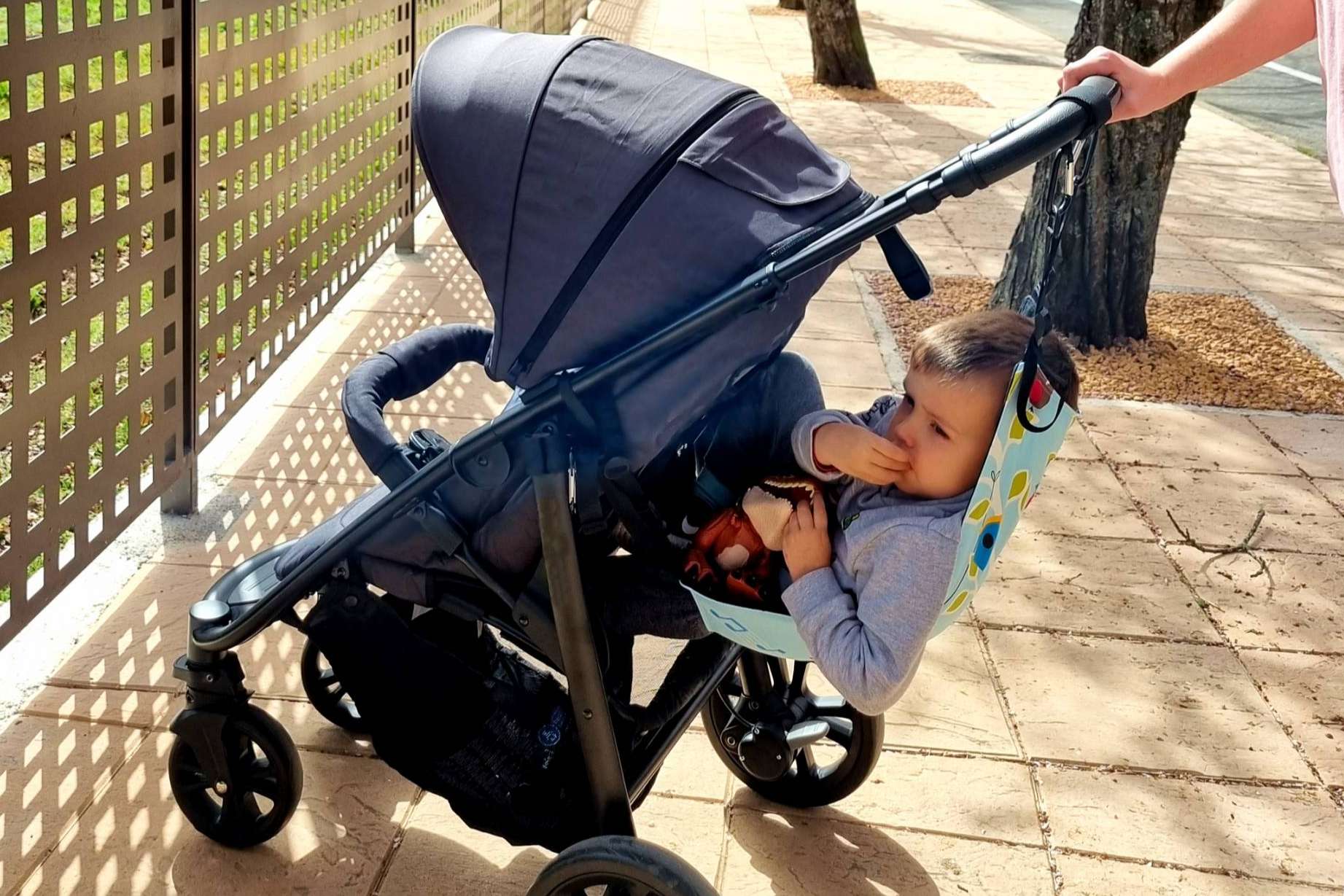 Llevar a dos niños en el mismo carro con la silla auxiliar de amaBABY