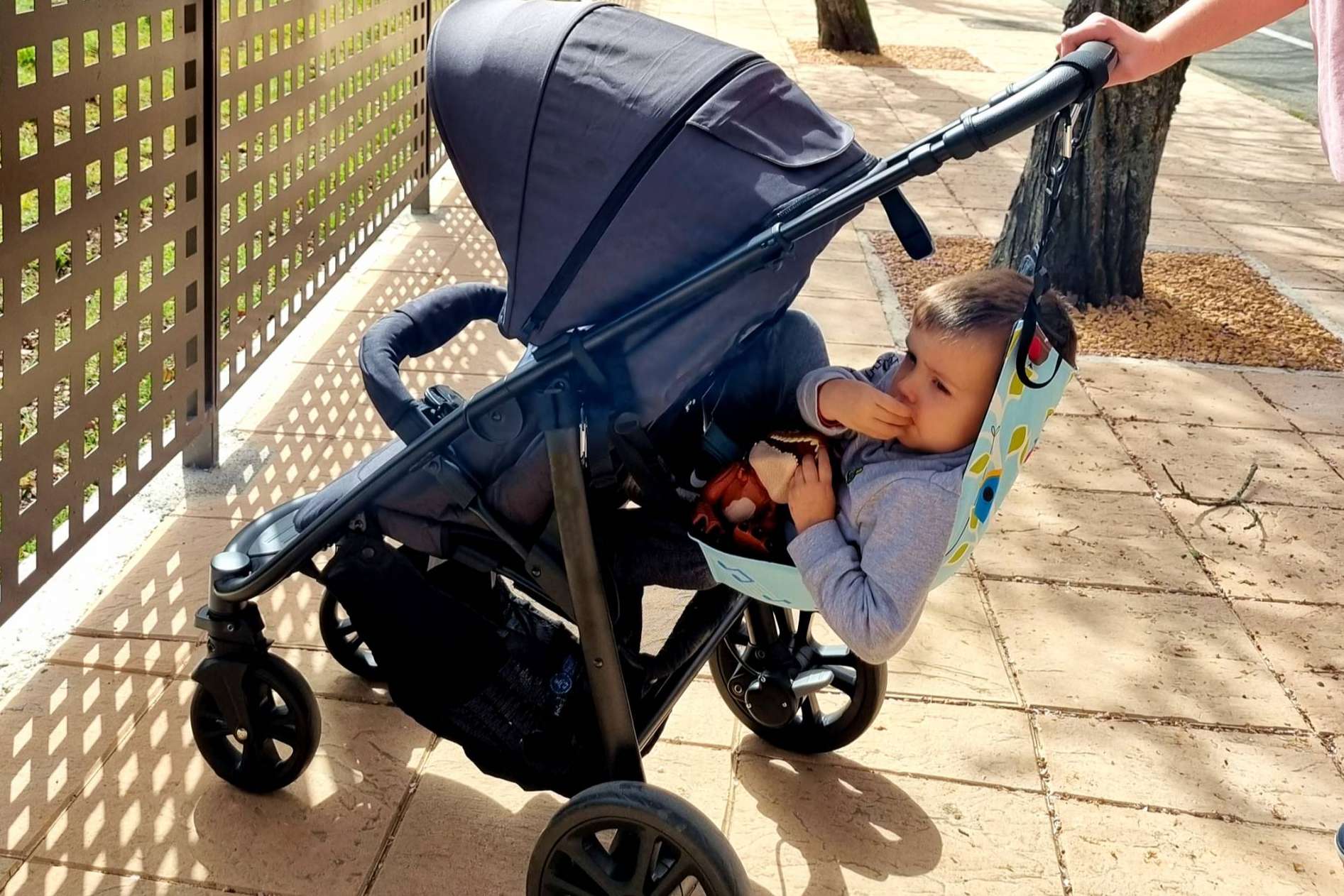 Una solución práctica para llevar a dos niños pequeños es el pack amaBABY