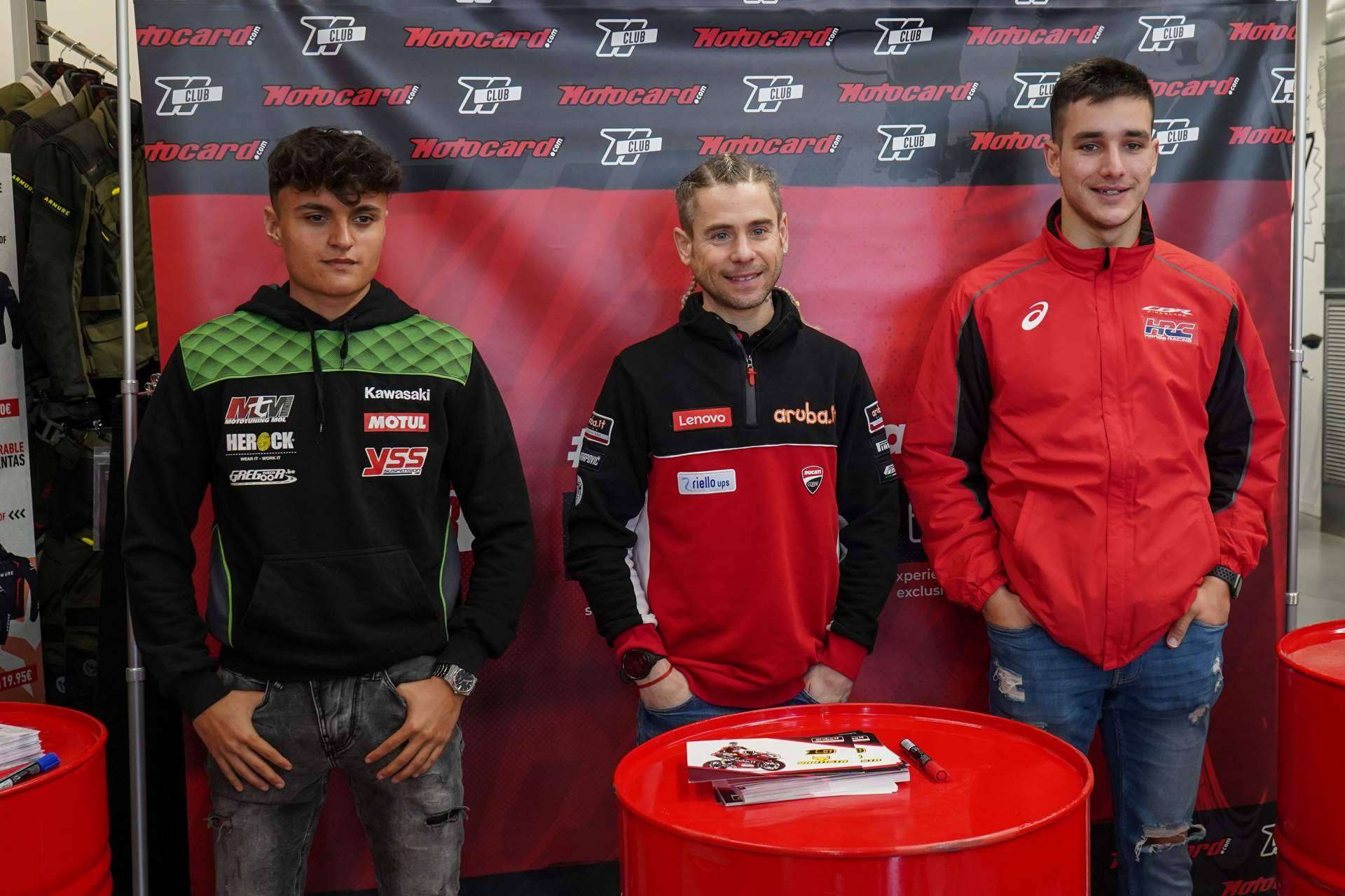 Los pilotos Iker Lecuona, Adrián Huertas y Álvaro Bautista visitan la tienda de Motocard en Zaragoza