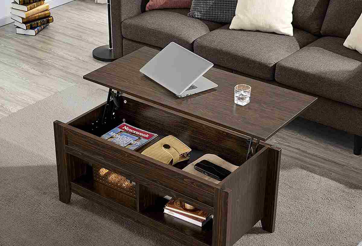 Esta mesa de centro elevable y con revistero de Amazon es lo que necesitas si haces vida en tu salón