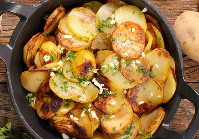 Patatas al ajillo: guarnición ideal cualquier carne