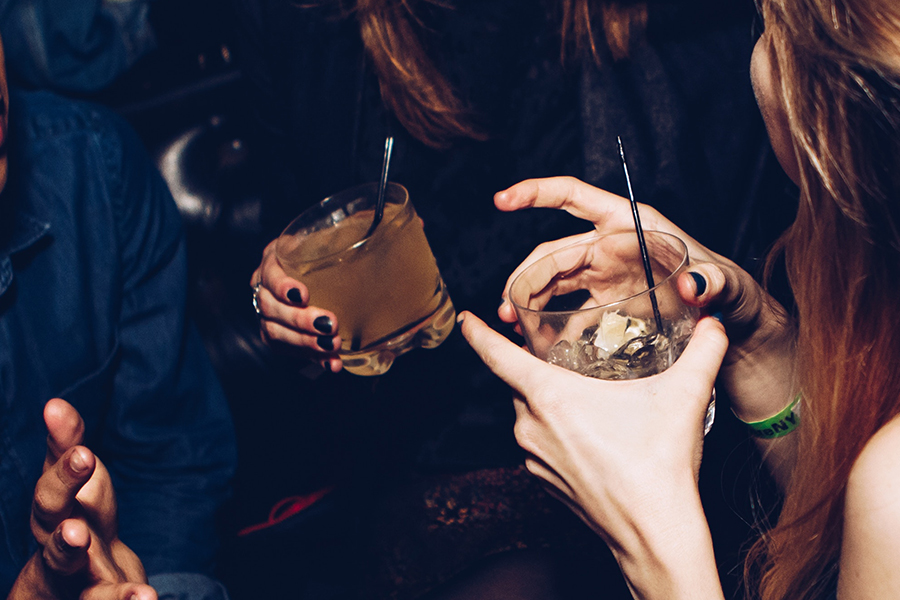 Ron, Ginebra o Whisky: la bebida alcohólica que deja menos resaca