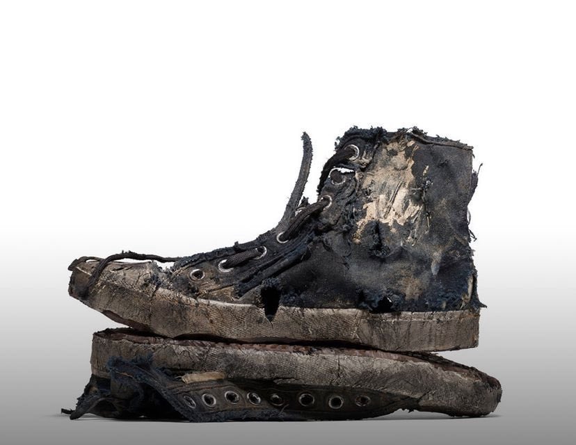 Las redes estallan contra Balenciaga y sus zapatillas